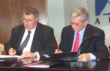 Signature avec M. Raynaud et M. Pérez